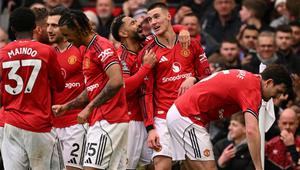 Striker Manchester United asal Slovenia bernomor punggung 30, Benjamin Sesko (kedua dari kanan), merayakan gol ketiga timnya bersama striker Manchester United asal Brasil bernomor punggung 10, Matheus Cunha (tengah), pada 15 Maret 2026. (Oli SCARFF/AFP)