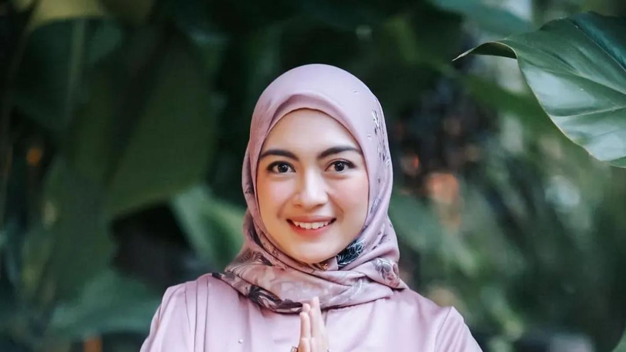 6. Vizza Dara adalah aktris sinetron yang dikenal lewat judul Para Pencari Tuhan. Ia juga laris membintangi FTV.