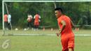 Maman Abdurrahman saat mengikuti latihan bersama Persija di National Youth Training Centre, Sawangan, Depok, Senin (2/11/2015). Maman pernah memperkuat barisan belakang timnas Indonesia pada 2006-2010 lalu. (Liputan6.com/Helmi Fithriansyah)