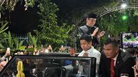 Presiden RI ke-7 Jokowi tiba di rumah pribadinya Solo setelah menempuh perjalanan selama 3 jam lebih karena ramainya warga yang menyambut.(Liputan6.com/Fajar Abrori).