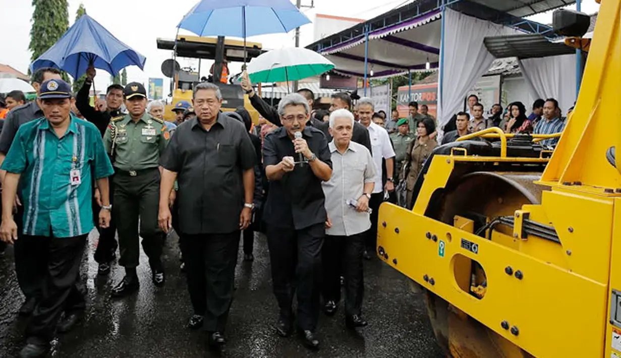 Meskipun gerimis, SBY tetap terus berjalan meninjau perbaikan jalan yang termasuk jalur Pantura di Pekalongan, Jawa Tengah (Rumgapres/ Abror Riski).