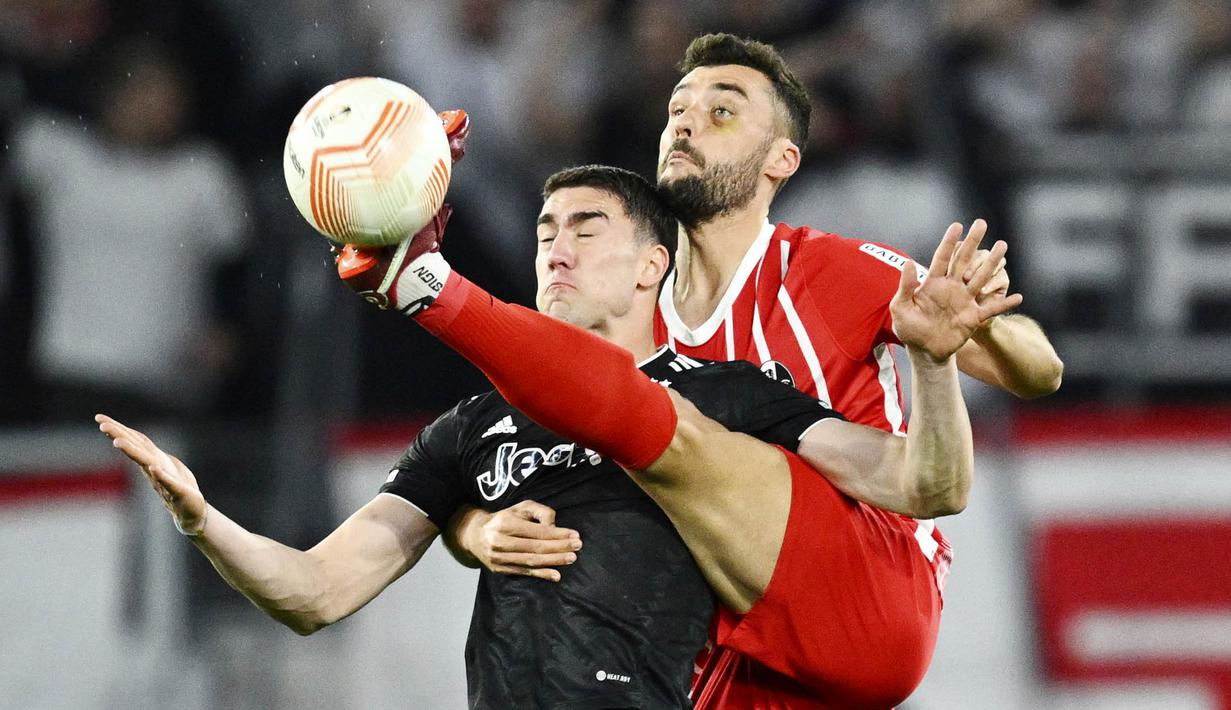 Pemain Juventus, Dusan Vlahovic, berebut bola dengan pemain Freiburg, Manuel Gulde, pada babak 16 besar leg kedua di Stadion Europa-Park, Jumat (17/3/2023). (Tom Weller/dpa via AP)