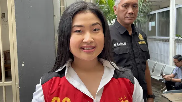 Mantan pegawai AIPA Laras Faizati Khairunnisa menjalani sidang putusan kasus dugaan penghasutan berujung demo rusuh pada akhir Agustus 2025.