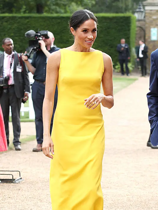 Cerahkan hari! Meghan Markle benar-benar terlihat cerah dan segar dalam balutan dress berwarna kuning. (REX/SHUTTERSTOCK/HollywoodLife)