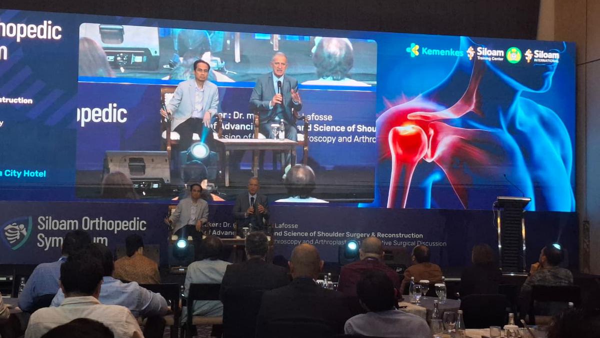 Pakar Bedah Bahu Dunia Transfer Ilmu ke Dokter Indonesia, Termasuk soal Teknik Penggantian Sendi