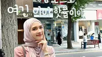 Inara Rusli berpose di pedestrian di sebuah pusat kota. Dia mengenakan busana serba pink. (Foto: Instgaram/ mommy_starla)