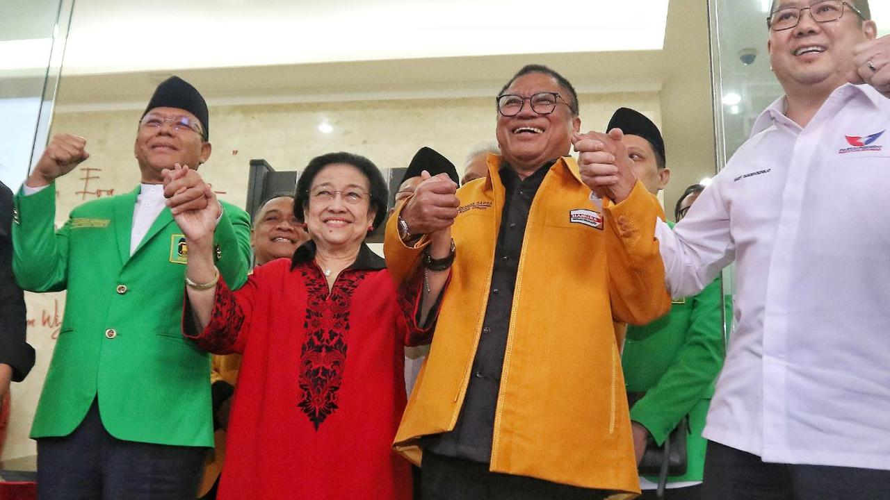 Ketua Umum PDIP Megawati Soekarnoputri bersama Plt Ketua Umum PPP Mardiono, Ketua Umum Perindo Hary Tanoesoedibjo dan Ketua Umum Hanura Oesman Sapta Odang saling bergandengan tangan usai melakukan pertemuan di kantor DPP PDIP, Jakarta, Senin (4/9/2023).