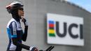 Dia terpilih menjadi penerima beasiswa solidaritas dari Komite Olimpiade Nasional (IOC) dan terpilih untuk mengikuti perlombaan Olimpiade Tokyo 2020. Ali Zada saat ini sedang menjalani latihan di UCI World Cycling Center di Aigle, Swiss Barat sebelum terbang ke Jepang. (Foto: AFP/Fabrice Cofrini)