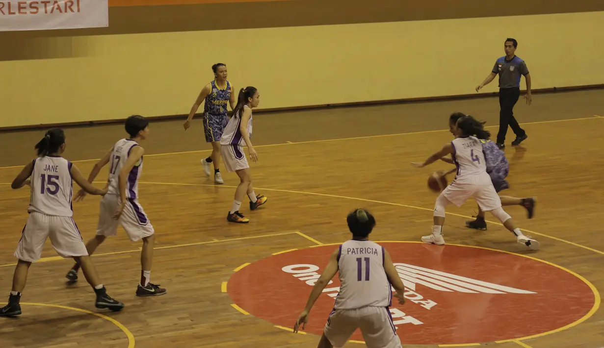 Para pebasket putri terbaik Indonesia beradu aksi pada turnamen Honda Merpati Bali Basketball Challenge 2017 di Denpasar, Bali, Jumat (3/2/2017). (Bola.com/Muhammad Wirawan)