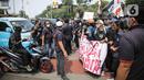 Massa Aliansi BEM SI menutup jalan saat menggelar aksi peringatan evaluasi dua tahun Kabinet Indonesia Maju di kawasan Patung Kuda, Jakarta, Kamis (21/10/2021). Aksi ini bentuk penyampaian aspirasi dan kritik atas kinerja pemerintahan Jokowi-Ma'ruf Amin. (Liputan6.com/Faizal Fanani)