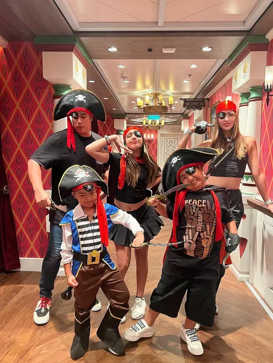 Masih di Disney Wish, Nia, Ardi, Mikhayla, Naka, dan Gika pun sangat kompak dengan mengenakan kostum ala bajak laut. [Instagram/ramadhaniabakrie]