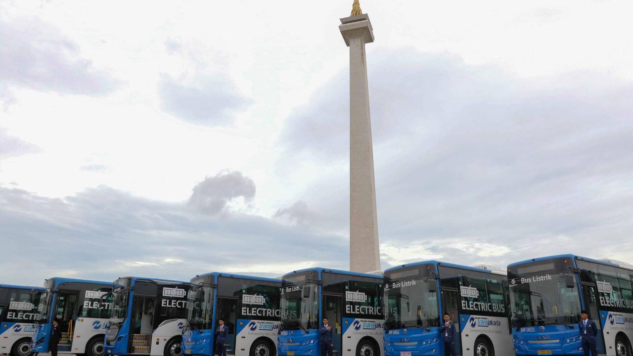 TransJakarta Listrik di Monas