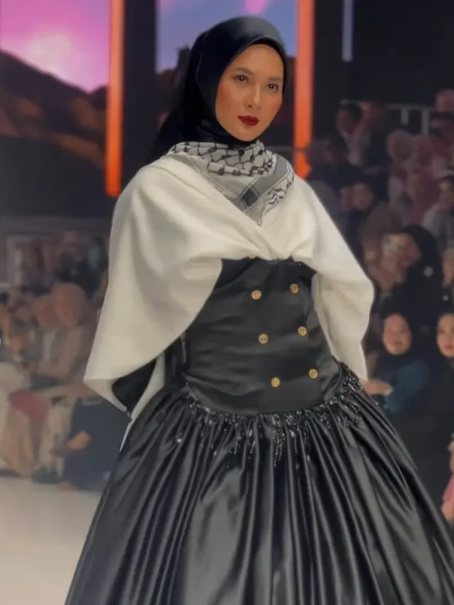 Pesona Megah Paula Verhoeven dengan Dress Hitam Putih dan Makeup Bold Saat Peragakan Busana  Zaskia Sungkar