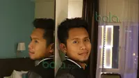 Andik Vermansah dengan tampilan rambutnya sebelum keluar dari Apartemen di Selangor, Malaysia, Rabu (27/01/2016). (Bola.com/Nicklas Hanoatubun)