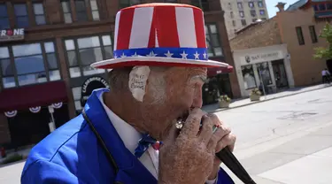 Duane Schwingel, berpakaian seperti Paman Sam memainkan harmonika di luar Fiserv Forum pada hari ketiga Konvensi Nasional Partai Republik 2024 di Milwaukee, Wisconsin, pada tanggal 17 Juli 2024. (Nick Oxford/AFP)
