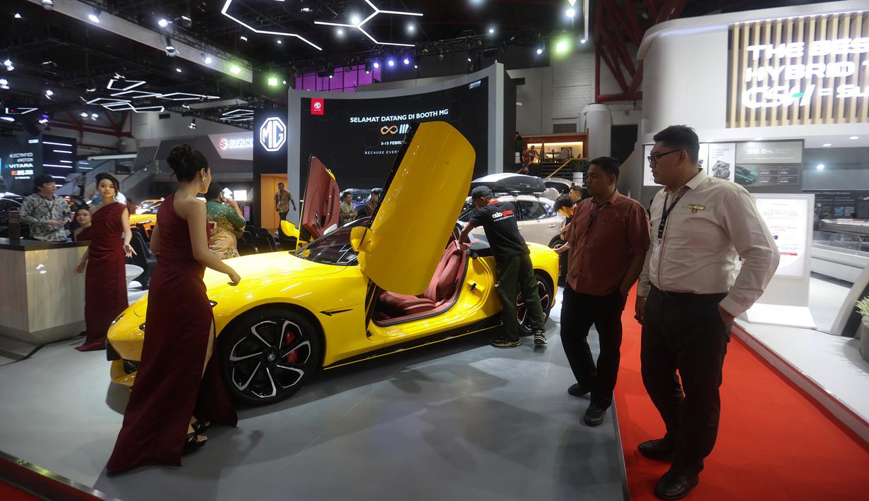 Sejumlah brand akan melakukan peluncuran model baru, world premiere, serta menghadirkan first appearance dan test drive eksklusif. Tampak dalam foto, pengunjung melihat-lihat mobil yang dipamerkan saat International Motor Show (IIMS) 2026 di JIExpo Kemayoran, Jakarta, Kamis (5/2/2026). (Kapanlagi.com/Budy Santoso)