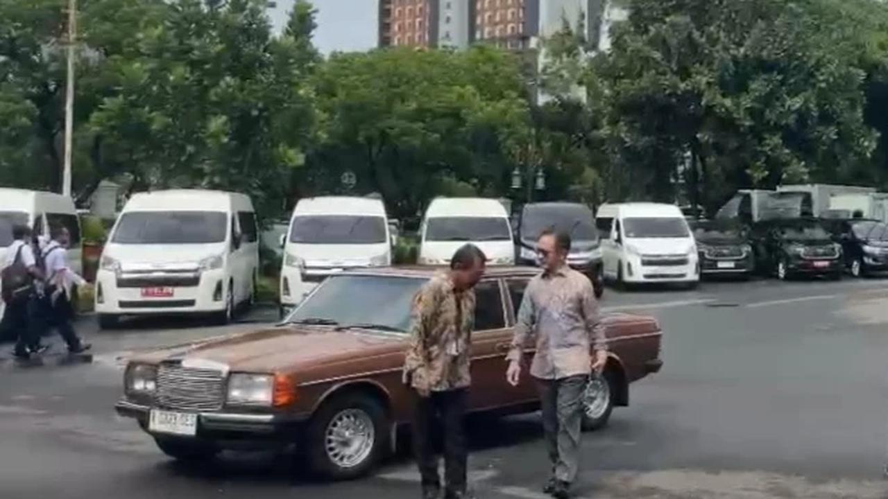 Marty Natalegawa Kendarai Mobil Klasik ke Istana Kepresidenan