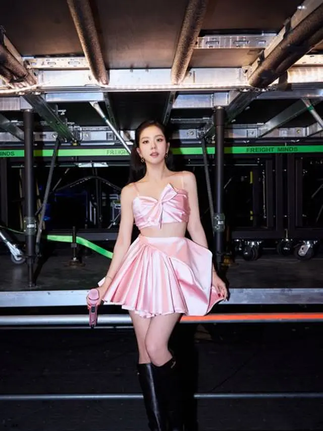 Pesona Princess Jisoo BLACKPINK dengan Gaun Pink Dior Garapan Jonathan Anderson di Konser Deadline, Dibuat Selama 100 Jam