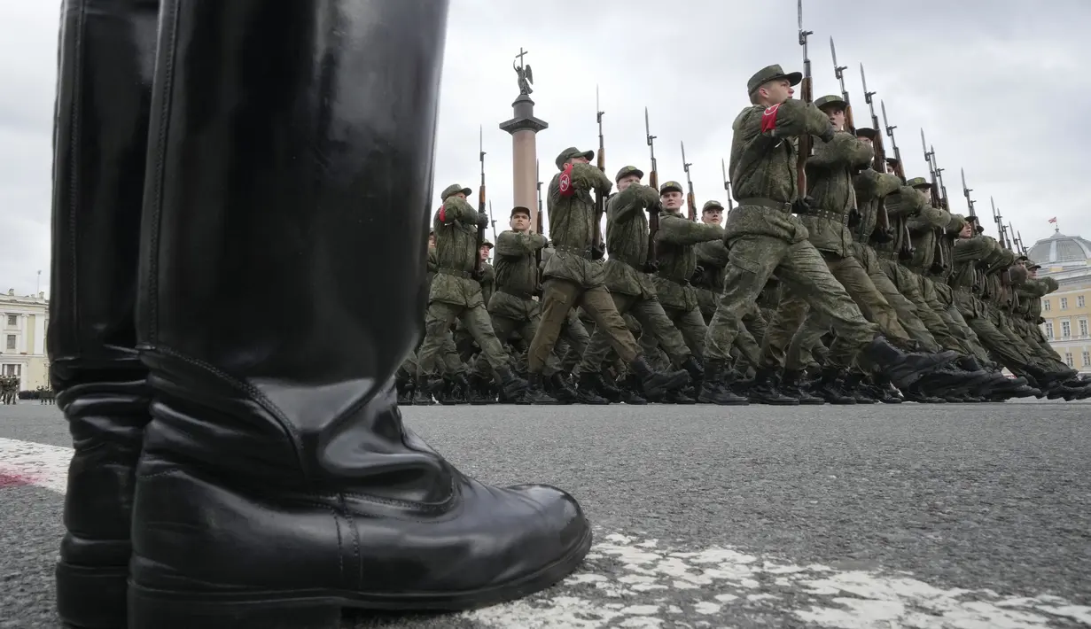 <p>Pasukan berbaris saat latihan untuk parade militer Hari Kemenangan Perang Dunia II di St. Petersburg, Rusia, Selasa (26/4/2022). Rusia memperingati 77 tahun kemenangan dalam Perang Dunia II dengan menggelar parade militer yang akan berlangsung di Lapangan Dvortsovaya (Istana) pada 9 Mei 2022 mendatang. (AP Photo/Dmitri Lovetsky)</p>