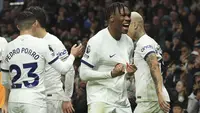 Selebrasi bek Tottenham Hotspur, Destiny Udogie setelah mencetak gol pertama timnya ke gawang Newcastle United pada laga pekan ke-16 Liga Inggris 2023/2024 di Tottenham Hotspur Stadium, London, Senin (11/12/2023) dini hari WIB. (AP Photo/Ian Walton)