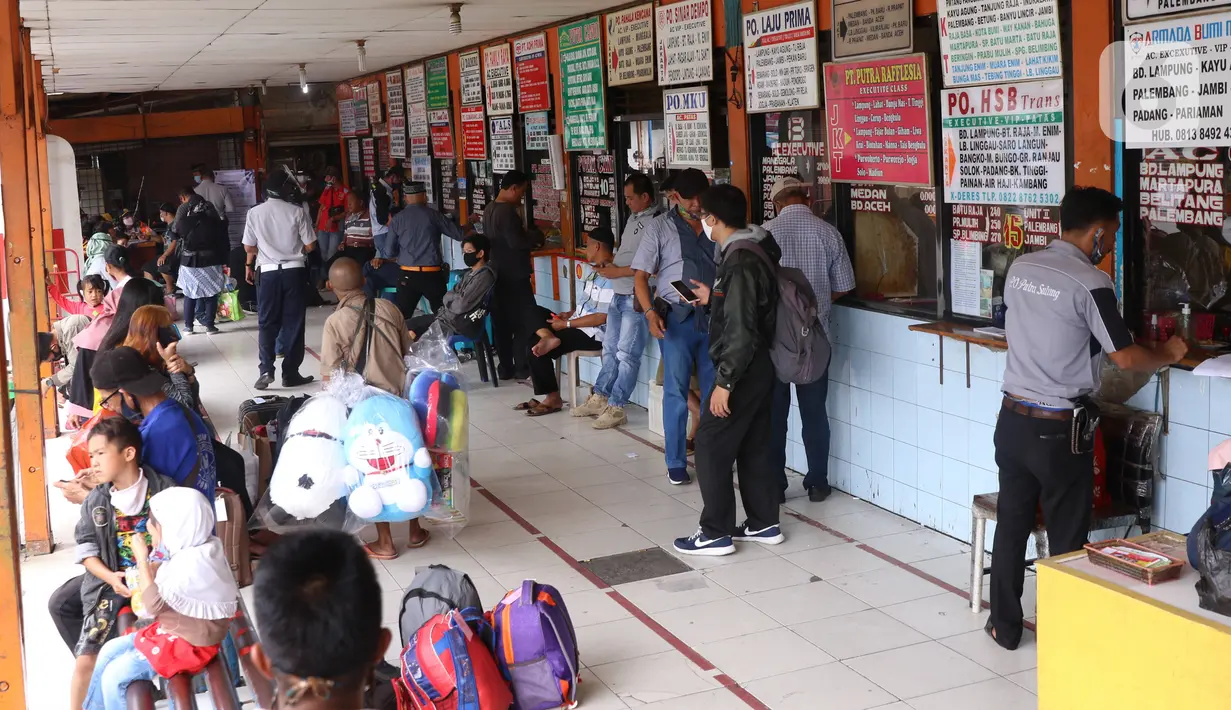Suasana di Terminal Kalideres, Jakarta Barat, Kamis (30/7/2020). Libur Idul Adha dimanfaatkan banyak masyarakat untuk mudik ke kampung halaman. (Liputan6.com/Angga Yuniar)