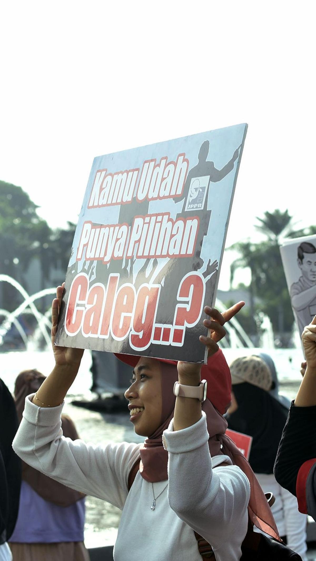 Mereka mengimbau kepada masyarakat melalui poster agar tak salah memilih pilihan mereka dalam Pemilu 2024 mendatang.
