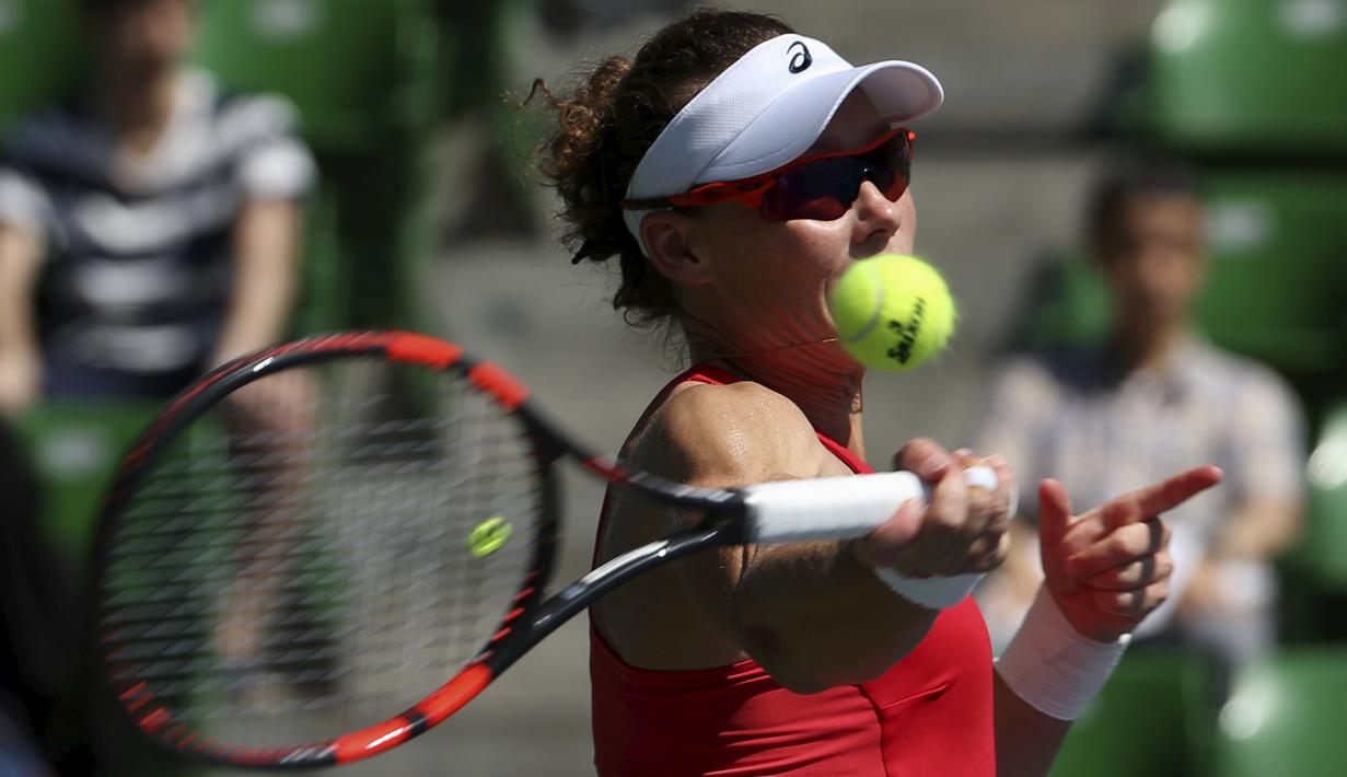 Petenis putri Australia, Samantha Stosur, mengembalikan bola pukulan petenis AS, Alison Riske, dalam turnamen tenis Pan Pacific di Tokyo, Jepang, Selasa (22/9/2015). (Reuters/Yuya Shino)