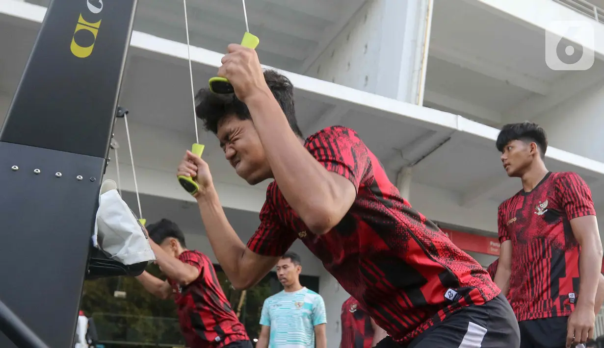 Latihan fisik ini menjadi bagian persiapan timnas Indonesia U-20 yang akan mengikuti Toulon Tournament 2024 di Prancis. (Liputan6.com/Herman Zakharia)