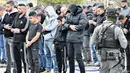 Pasukan keamanan Israel berjaga-jaga saat umat Muslim Palestina berkumpul untuk salat Jumat di Yerusalem Timur pada 29 Desember 2023. (Alberto PIZZOLI/AFP)