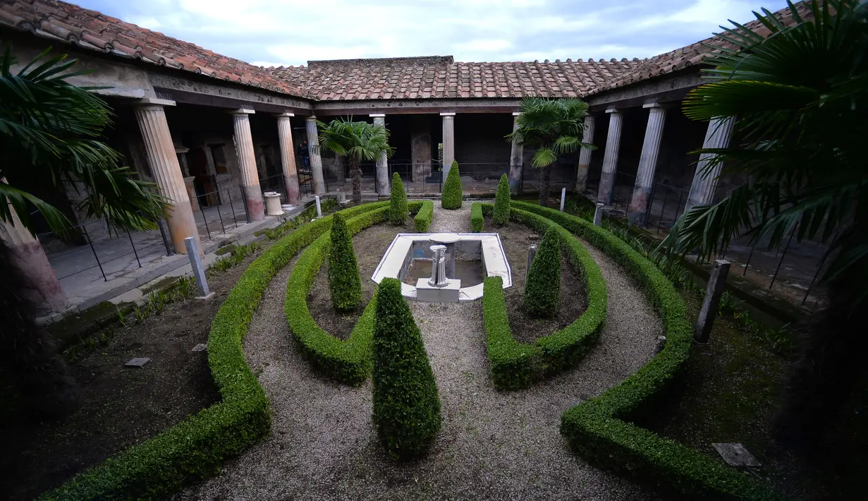 Pemandangan House of the Golden Cupids yang dibuka kembali, Pompeii, Italia, Senin (25/11/2019). Sebelum mengalami erupsi, Pompeii sendiri merupakan kota resor yang dihuni orang-orang kaya dan memiliki penduduk sekitar 15.000 jiwa. (Filippo MONTEFORTE/AFP)