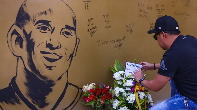 Berbagai ungkapan duka dituliskan warga di dinding arena basket  The House of Kobe yang baru diresmikan di Filipina