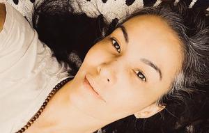 Seperti inilah kira-kira potret Nadya Hutagalung yang memperlihatkan sisi rambutnya yang tampak sudah beruban. (FOTO: instagram.com/nadyahutagalung/)