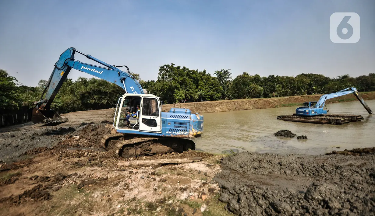 Petugas Sudin SDA Jakarta Timur menggunakan alat berat untuk mengeruk lumpur di Waduk Setu, Cipayung, Jakarta, Rabu (28/7/2021). Pengerukan lumpur ini juga bagian dari proses menjadikan Waduk Setu sebagai kawasan agrowisata komersil yang akan dikelola pihak swasta. (merdeka.com/Iqbal S. Nugroho)