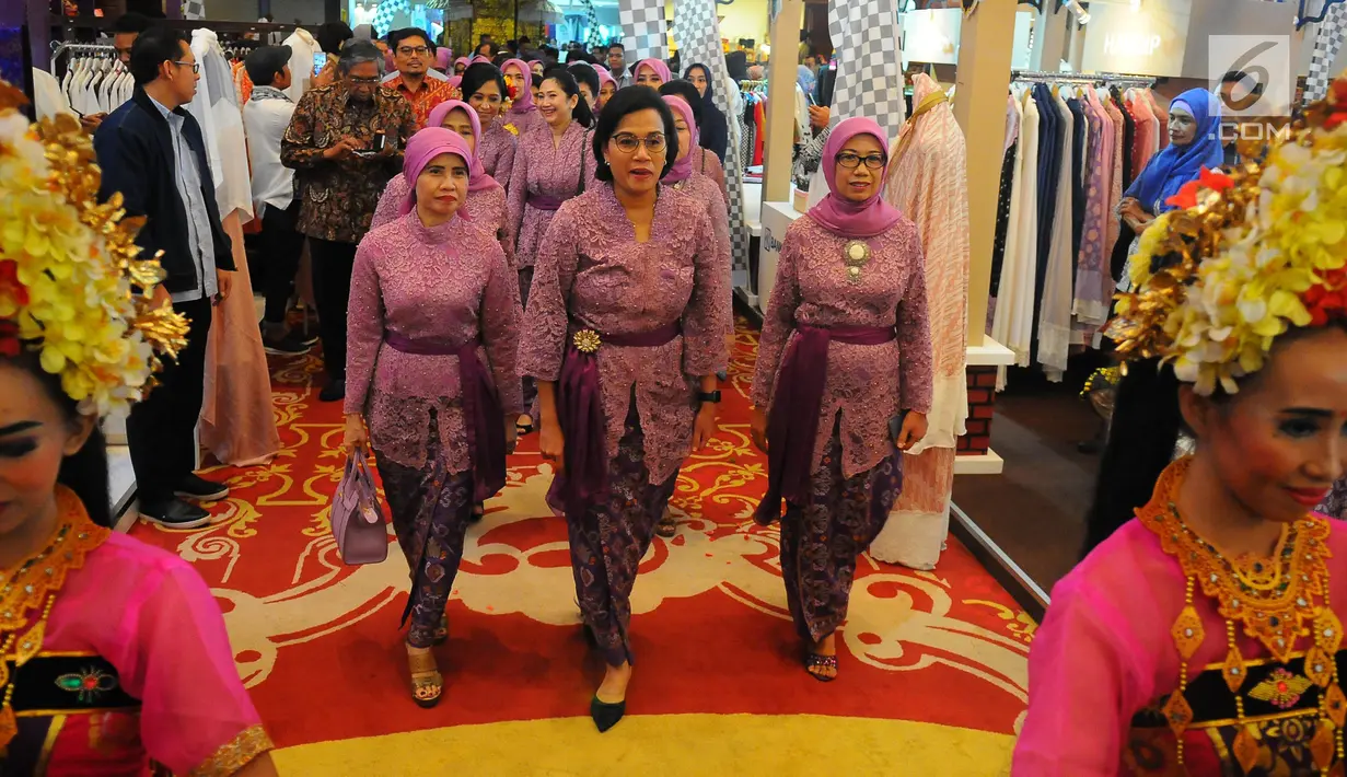 Menteri Keuangan Sri Mulyani (tengah) saat akan membuka DhawaFest Pesona 2019 di Kementerian Keuangan, Jakarta, Rabu (8/5/2019). DhawaFest Pesona 2019 mengambil tema etnis Bali. (Liputan6.com/Angga Yuniar)