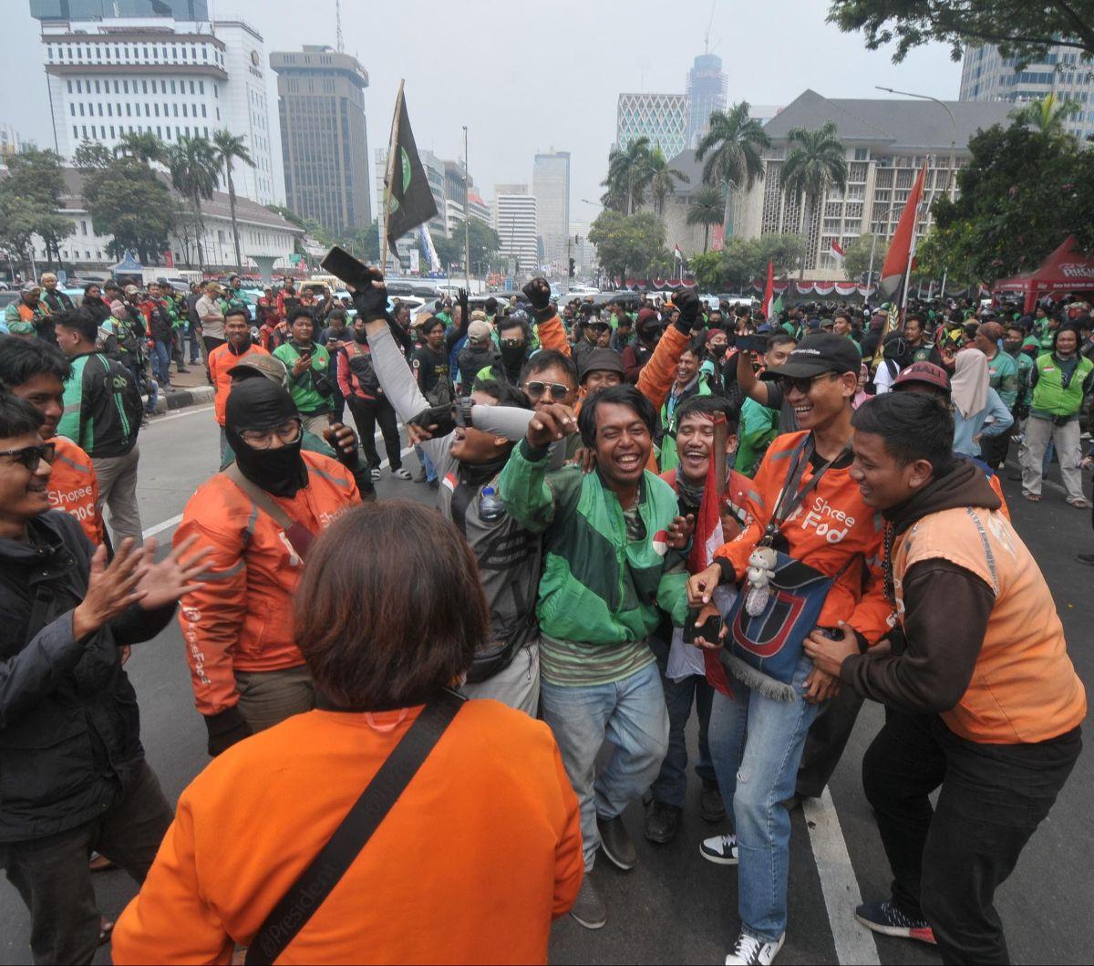 Kemudian, mereka juga menuntut pemerintah agar segera mengambil langkah konkret untuk melegalkan pekerjaan driver ojek online dalam undang-undang. Mereka berharap dengan adanya payung hukum yang jelas, hak dan kewajiban mereka sebagai pekerja dapat lebih 