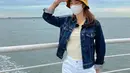Stylish effortless, Yuki Kato memadukan yellow stripes tee dengan bucket hat warna kuning bersama jacket jeans dan white pants. (Instagram/yukikt).