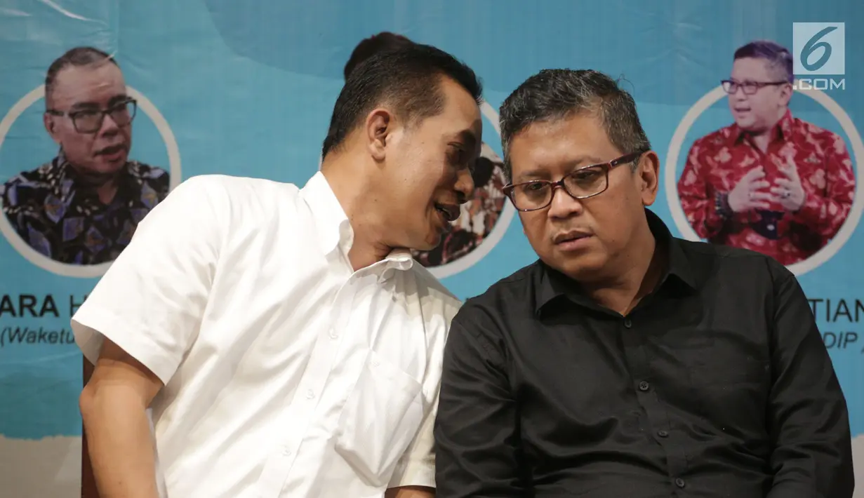 Wakil Ketua UmumPartaiGerindra, Ferry Jualiantono (kiri) bersamaSekjen PDIP,Hasto Kristiyanto saat gelaran diskusi di Jakarta, Selasa (30/4/2019). Diskusi membahas Menakar Kedewasaan Demokrasi Indonesia. (Liputan6.com/HelmiFithriansyah)