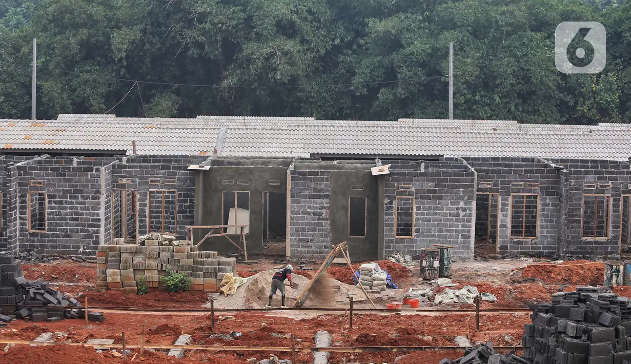 Aktivitas pekerja saat membangun kawasan perumahan bersubsidi di Kabupaten Bogor, Jawa Barat, Senin (19/2/2024). (Liputan6.com/Angga Yuniar)