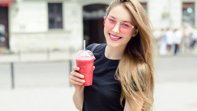 Bikin Gigi Terlihat Putih, Ini Rekomendasi 5 Warna Lipstick yang Tepat Untuk Bibir-Mu