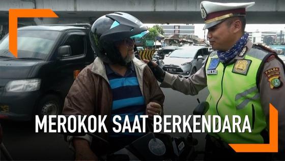 VIDEO: Polisi Sosialisasi Larangan Berkendara sambil Merokok