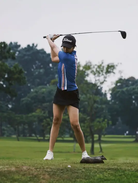 <p>Anya Geraldine diketahui menggeluti beberapa cabang olahraga. Salah satunya adalah golf. Dalam foto ini, Anya tampak mengenakan outfit golf berupa atasan biru bergaris, short pants dan topi hitam, serta sneakers putih. Foto: Instagram.</p>