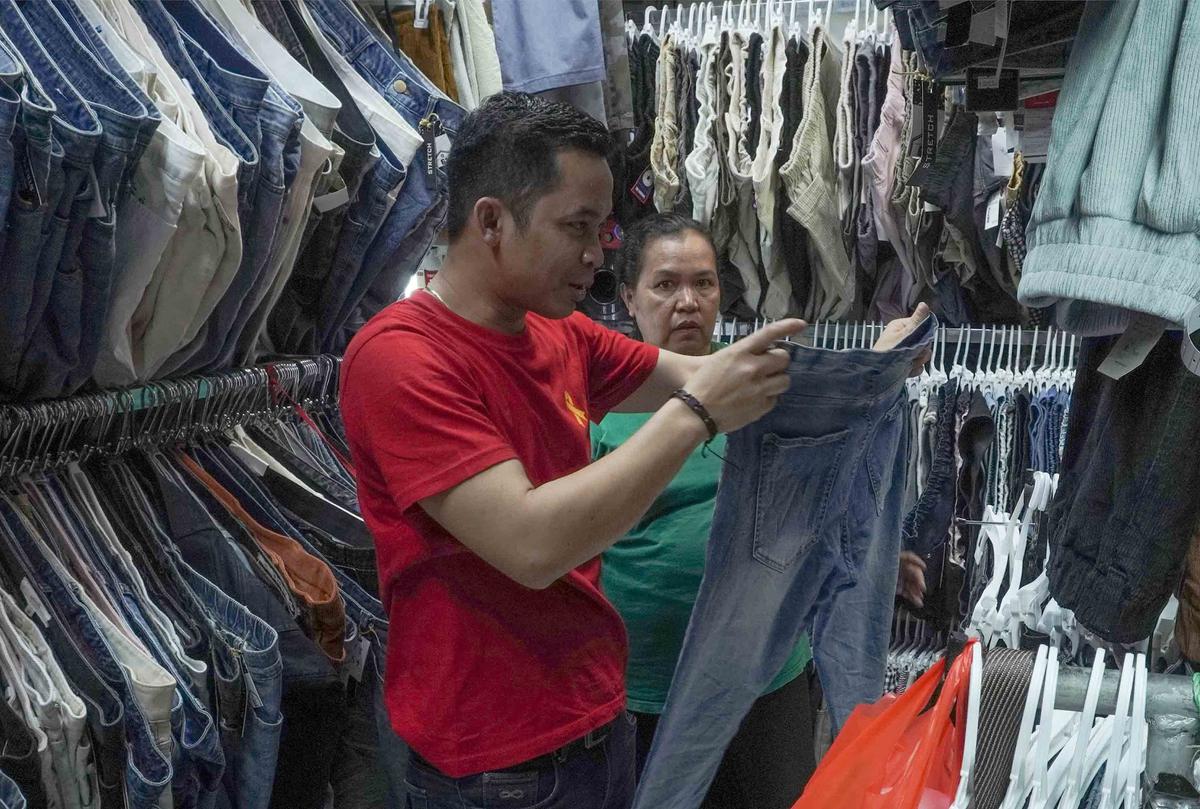 FOTO: Larangan Impor Pakaian Bekas Ilegal,  Pemerintah Dorong Pedagang Thrifting Beralih ke Produk Lokal