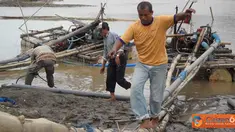 Citizen6, Jawa Timur: Penertiban penambang pasir di Kecamatan Plandaan, Kabupaten Jombang, Jawa Timur. Penertiban dilakukan setelah peringatan sebelumnya tidak diindahkan oleh penambang. (Pengirim: Anam Junaidi)