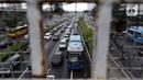 Kendaraan bermotor melintas di ruas Tol Dalam Kota, Jakarta, Rabu (27/10/2021). Pemprov DKI Jakarta berencana melakukan sosialisasi kebijakan penerapan sanksi tilang bagi kendaraan bermotor yang tidak lulus uji emisi sebelum diterapkan pada 13 November 2021. (Liputan6.com/Helmi Fithriansyah)