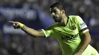 Striker Barcelona, Luis Suarez, merayakan gol yang dicetaknya ke gawang Levante  pada laga La Liga di Stadion Ciutat de Valencia, Valencia, Minggu (16/12). Levante kalah 0-5 dari Barcelona. (AFP/Jose Jordan)