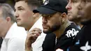 Neymar menonton Game 3 pertandingan bola basket NBA Finals antara Miami Heat dan Denver Nuggets, di Miami, Rabu, 7 Juni 2023. (Mike Ehrmann/Getty Images/AFP)