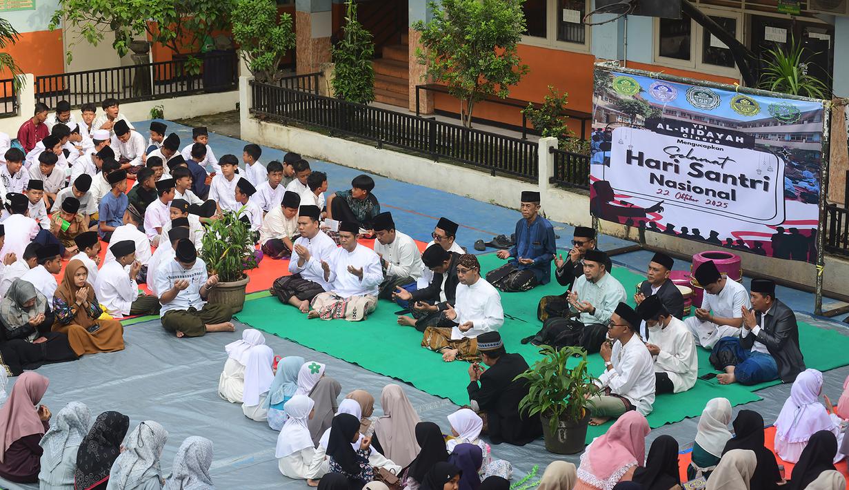 Ratusan siswa melakukan kegiatan doa bersama di halaman sekolah Yayasan Pendidikan Islam Al-Hidayah, Cinere, Depok, Jawa Barat, Rabu (22/10/2025). (merdeka.com/Arie Basuki)