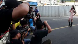 Sejumlah fotografer memotret seorang model yang berpose di Jalan MH Thamrin, Jakarta, Minggu (19/7/2015). Momen Jakarta sepi akibat banyak yang mudik, dimanfaatkan fotografer untuk memotret model. (Liputan6.com/Johan Tallo)