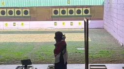 Briptu Fawwaz menunjukkan performa luar biasa dengan memadukan konsentrasi tinggi, kecepatan, dan ketepatan saat berlaga pada nomor 25 Meter Rapid Fire Pistol Men kategori Individu. (Dok. Humas Polri)