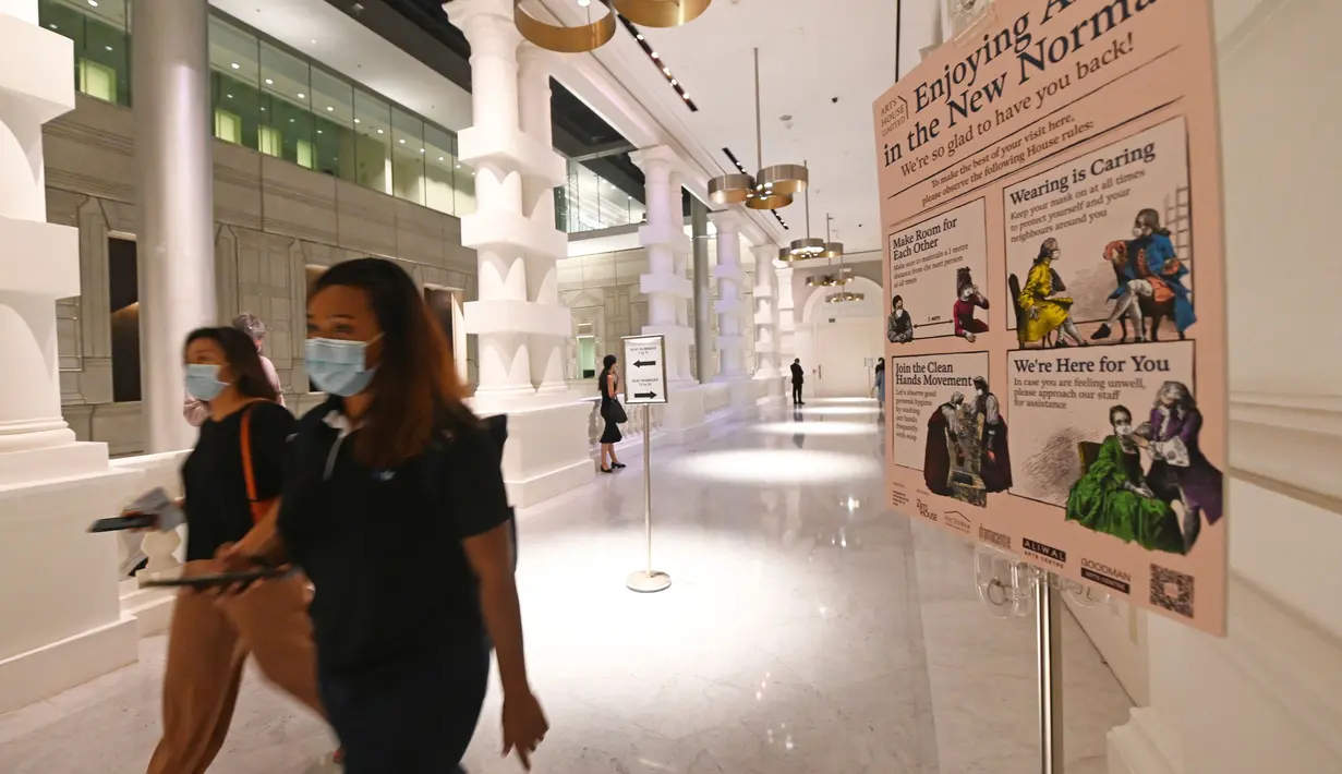 Orang-orang menghadiri konser langsung pertama oleh Singapore Symphony Orchestra sejak diterapkannya upaya pencegahan terhadap COVID-19 mulai 7 April 2020 lalu, di Victoria Concert Hall di Singapura pada 8 Oktober 2020. Konser langsung tersebut dihadiri oleh 50 orang. (Xinhua/Then Chih Wey)
